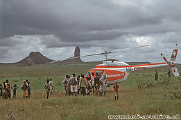 Africa 1975 - In a few minutes the Bell 206B Jet Ranger II HB-XDH employed on behalf of the UN is surrounded by a crowd of unlookers (P. Aegerter) 