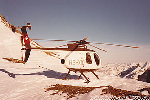 1980 - Alpi svizzere - Lo Hughes 500D HB-XIO in servizio con la compagnia Robert Fuchs (archivio M. Mau)