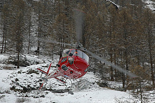 Zermatt/VS, gennaio 2015 - L'AS 350B3 Ecureuil HB-ZIA in servizio con la Air Zermatt (M. Bazzani)