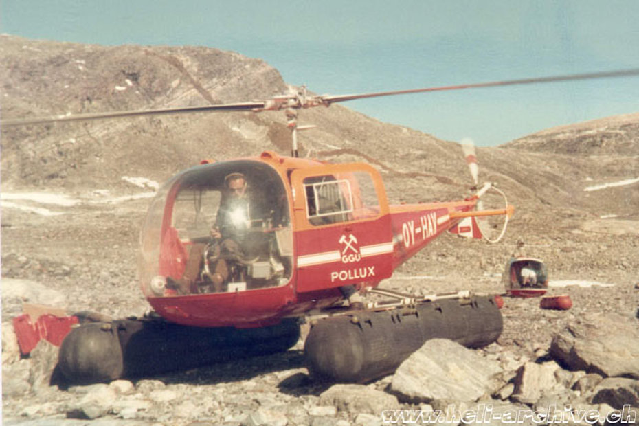 Groenlandia, estate 1970 - Paul Schmid ai comandi dell'Agusta-Bell 47J Ranger OY-HAV impiegato per conto dei geologi della GGU (fam. Schmid)