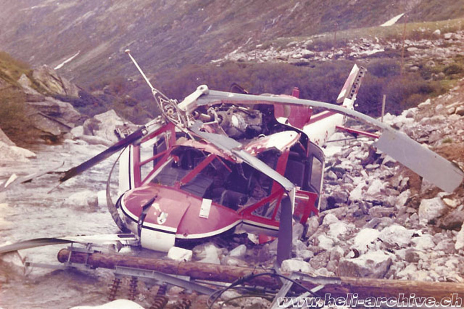 Val Medel/GR, June 10, 1978 - The wreckage of the Agusta-Bell 204B HB-XCQ after the cable collision (B. Tschachtli)