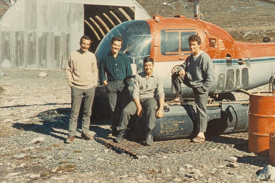 Groenlandia, estate 1968 - Markus Burkhard (primo da sinistra) insieme ai colleghi della Heliswiss. L'elicottero è il Bell 47J Ranger HB-XAU (M. Burkhard)