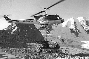 Diavolezzahütte/GR, agosto 1974 - L'Agusta-Bell 204B HB-XCQ si appresta a discendere al piano la cellula dell'SA 319B Alouette 3 HB-XEL incidentato (HAB)