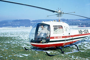 Belp/BE, autunno 1971 - Il missionario volante Ernie Tanner ai comandi del Bell 47J Ranger HB-XDK della Helimission (foto E. Tanner)