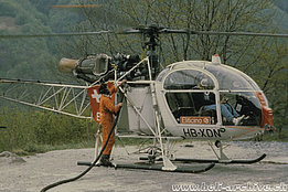 Early 1980s - The SA 315B Lama HB-XDN in service with Eliticino piloted by Frank Richards. Flight assistant Flavio Schira refuells the helicopter  (HAB)