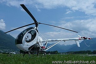 Aeroporto cantonale di Locarno/TI, luglio 2013 - Lo Schweizer 300C HB-ZIF temporaneamente in servizio con la Swiss Helicopter (M. Bazzani)