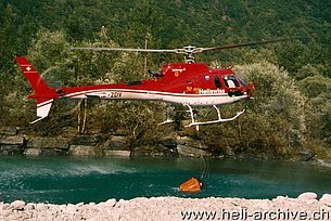 Valle Maggia/TI, estate 2003 - L'AS 350B3 Ecureuil HB-ZDV in servizio con la Heliswiss (foto O. Colombi)