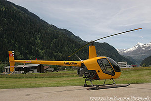 Ambrì/TI, giugno 2006 - Il Robinson R-22 Beta HB-ZHL della PT-Aviation Service GmbH (M. Bazzani)