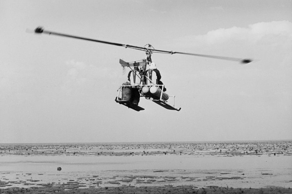 Flevoland, marzo 1958 - L'N.H.I. H-3 Kolibrie PH-YMP in volo sul polder (HAB)