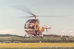 Belp, maggio 1975 - Lo Hughes 269C HB-XFC provvisto di equipaggiamento spray pilotato da Willy Meier (archivio W. Meier/P. Schüpbach)