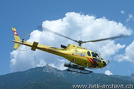 Locarno/TI, luglio 2013 - L'AS 350B3 Ecureuil HB-ZHY in servizio con la Air Glaciers (M. Bazzani)