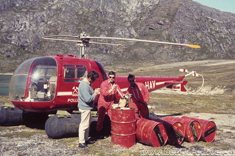 Groenlandia, estate 1968 - Jean-Pierre Füllemann primo da sinistra in compagnia di Bruno Widmer e Paul Schmid responsabili della manutenzione dell'Agusta-Bell 47J Ranger OY-HAV (archivio P. Füllemann)