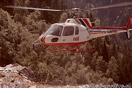 Valle Calanca/GR, estate 1981 - L'AS 350B Ecureuil HB-XLW della Säntis-Heli in fase d'atterraggio (HAB)