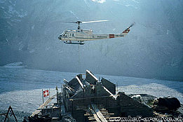 Primi anni Settanta - Trasporto di materiale con l'Agusta-Bell 204B HB-XBO in servizio con la Heliswiss (archivio J. B. Schmid)