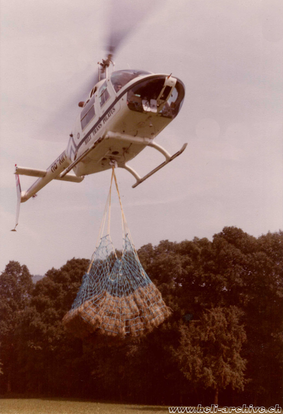 Ottobre 1979 - Trasporto di fieno con il Bell 206B Jet Ranger II HB-XIM in servizio con la Heli-Trans Pilatus (famiglia von Wyl)