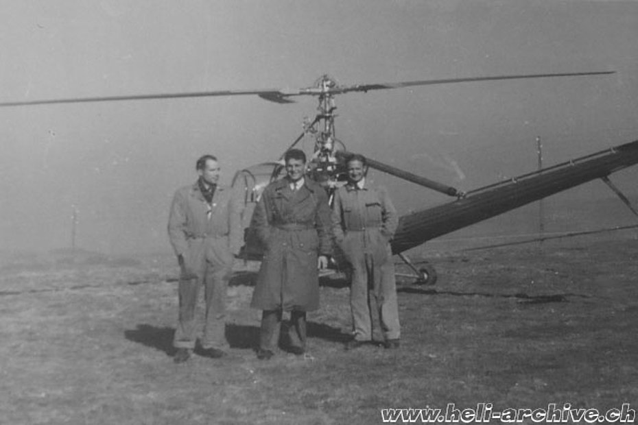 Albert Villard (centro) insieme a Josef "Sepp" Bauer (sinistra), che più tardi diventò anch'egli pilota d'elicottero, e Reinhold Günthard il primo meccanico d'elicotteri elvetico. L'elicottero alle loro spalle è l'Hiller 360 HB-XAI della Air Import (S. Bauer)