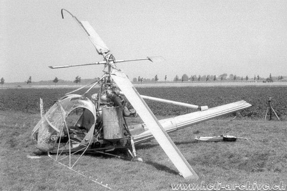 Dubbeldam/Olanda, 7 maggio 1956 - A causa di un improvviso gusto meccanico Emil Müller fu costretto ad effettuare un atterraggio d'emergenza durante un volo spray con l'Hiller 360 HB-XAD della Air Import (H. Dekker)