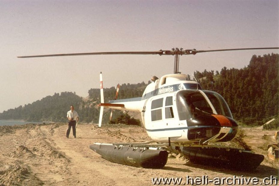 The Bell 206A Jet Ranger HB-XCP of the Heliswiss equipped with pontoons (W. Meier)