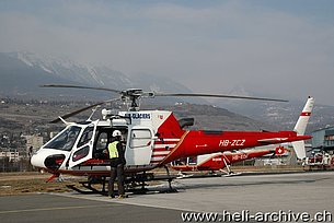 Sion/VS, febbraio 2010 - L'elicottero AS 350B3 Ecureuil HB-ZCZ della Air Glaciers pronto ad una nuova missione di soccorso (M. Bazzani)