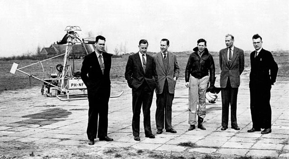 Zestienhoven, 30 marzo 1956 - I cinque ingegneri insieme al S.O.B.E.H. H-2. Da sinistra: Jan Meijer Drees, Gerard F. Verhage, Will A. Kuipers, il pilota René van der Harten, D. "Dik" S. P. Biekart e D. M. "Dik" Swart (Hubschraubermuseum - Buckeburg)