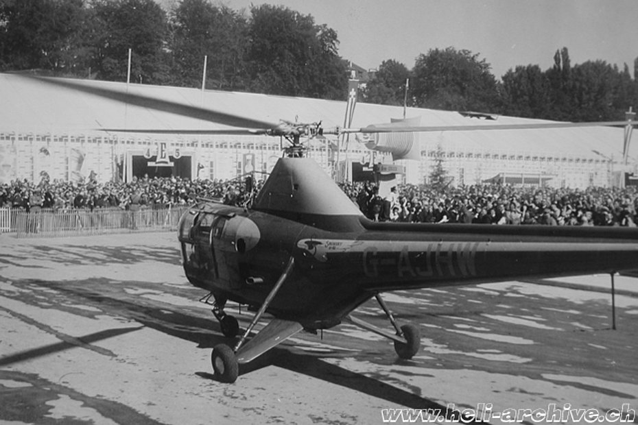 Lausanne, September 25, 1948 - The Sikorsky S-51 G-AJHW in front of the Palais de Beaulieu (HAB)