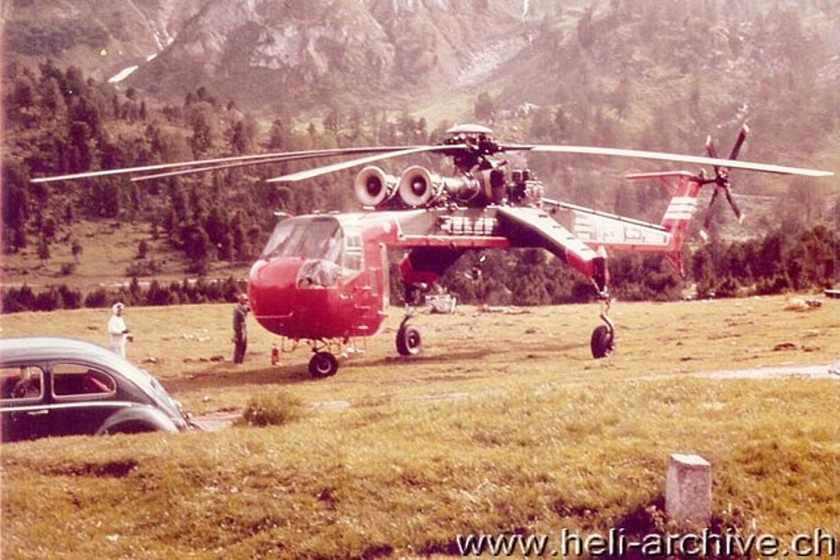 Il Sikorsky S-64A D-9510 si appresta ad iniziare i trasporti (U. Heider)