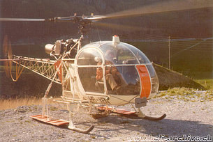 1974 - The pilot Paul Schmid (1945-1975) at the controls of the SA 315B Lama HB-XEN in service with Heliswiss (fam. Schmid)