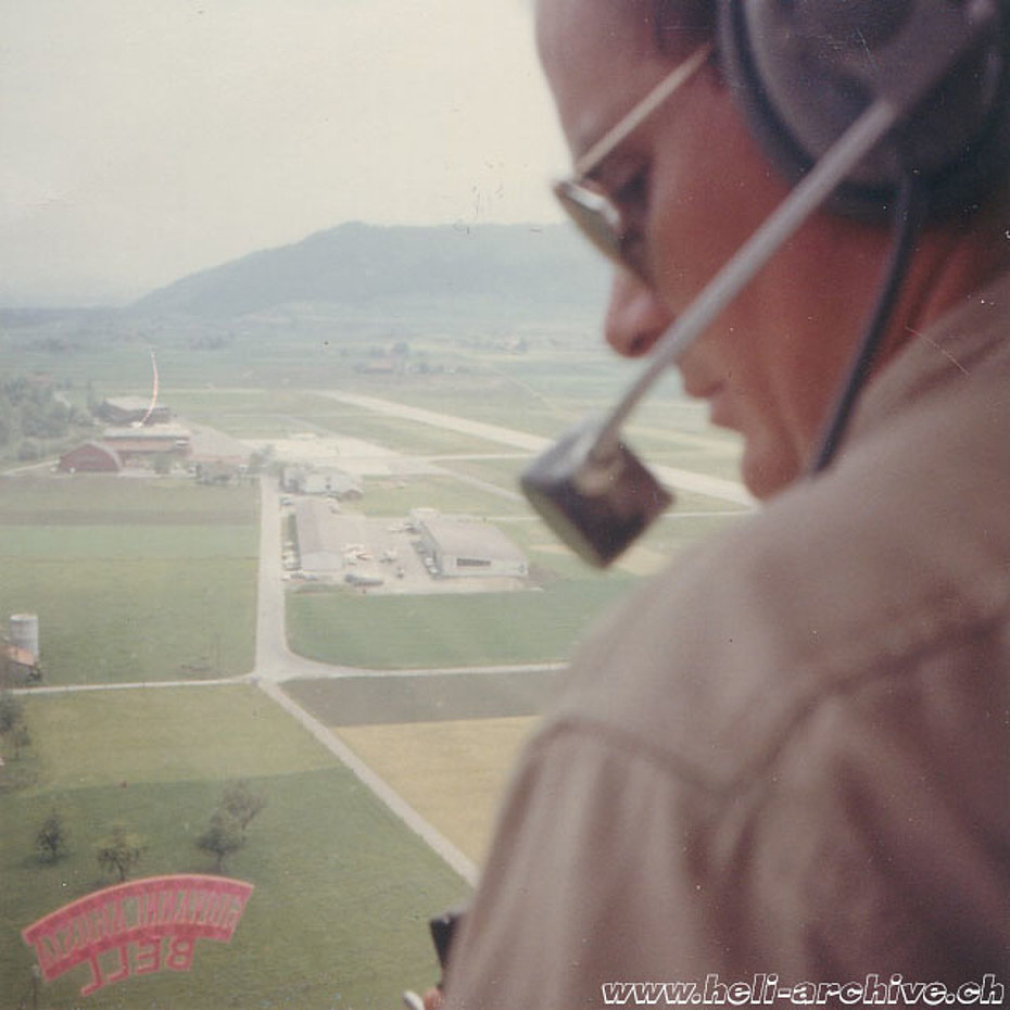 1965 - Jean-Pierre Füllemann at the controls of the Agusta-Bell 47J3B-1 HB-XBX approaching the airport of Belp/BE (archive P. Füllemann) 