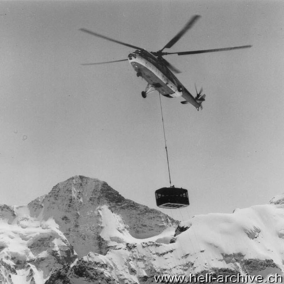 Aprile 1966 - Il Mil Mi-6 CCCP-06174 fotografato mentre trasporta a Birg la cabina della teleferica dello Schilthorn (W. Studer - HAB)