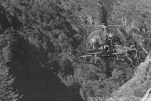Giumaglio valley/TI, October 1963 - Piloted by Jacques-Pascal Castaing the Bell 47G2 HB-XAX operated by Heliswiss approaches the landing site (HAB)