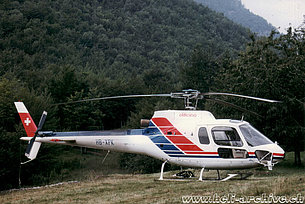 Monti di Comino/TI, agosto 1998 - L'AS 350B1 Ecureuil in servizio con la Eliticino (M. Bazzani)