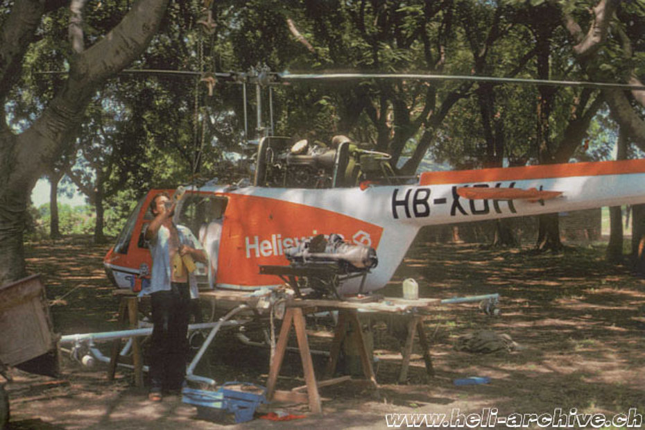 1975 - La sostituzione della turbina dell'elicottero Bell 206B Jet Ranger II HB-XDH avviene direttamente sul campo (P. Aegerter)