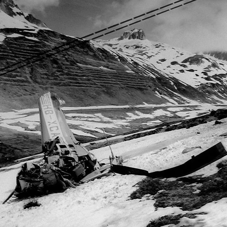 Oberalp Pass, June 6, 1968 - The wreckage of the Agusta-Bell 47J3B-1 HB-XCA. The dash-lines indicate the position of the cables (HAB)