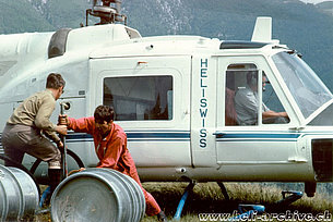 Hot refueling - Mentre il pilota Helmut Hugl attende pazientemente ai comandi dell'Agusta-Bell 204B HB-XBO l'assistente di volo Hansruedi Gasser, aiutato da un collega, aziona con vigore la pompa del kerosene (P. Pedroli)