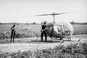 Olanda 1958 - Il Bell 47G2 HB-XAT in servizio con la Heliswiss pilotato da Max Kramer (M. Kramer)