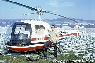 Belp/BE, autunno 1971 - Il missionario volante Ernie Tanner accanto al Bell 47J Ranger HB-XDK della Helimission (foto E. Tanner)