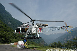 Giornico, June 2006 - The SA 315B Lama HB-XDN ready to lift a heli-bag (M. Bazzani)