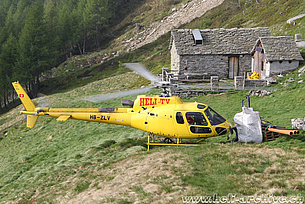 Monti di Pianascio/TI, maggio 2015 - L'AS 350B3 Ecureuil HB-ZLV in servizio con la Heli-TV (M. Ceresa)