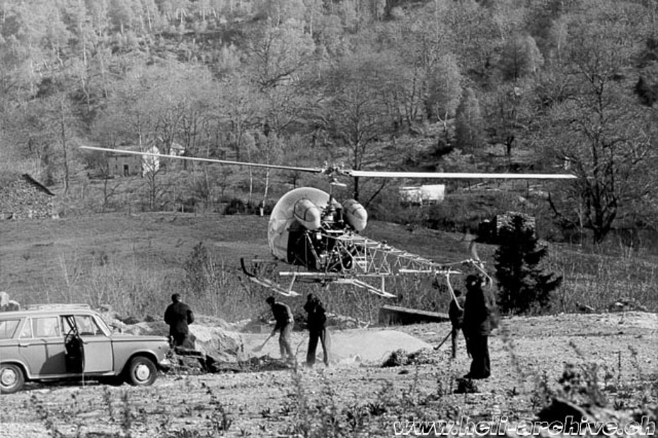 Image 1 - The Agusta-Bell 47G3B-1 HB-XBY is used to transport gravel (HAB)