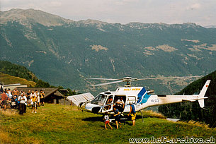 Monti di Chironico/TI, agosto 2003 - L'AS 350B3 Ecureuil HB-ZCS in servizio con la Heli-Rezia (M. Bazzani)