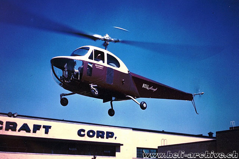 Il Bell 47B NX41967 fotografato nel 1946 di fronte agli uffici della Bell Aircraft Corporation a Buffalo. Questo apparecchio fu spesso usato quale dimostratore (Bell Aircraft)