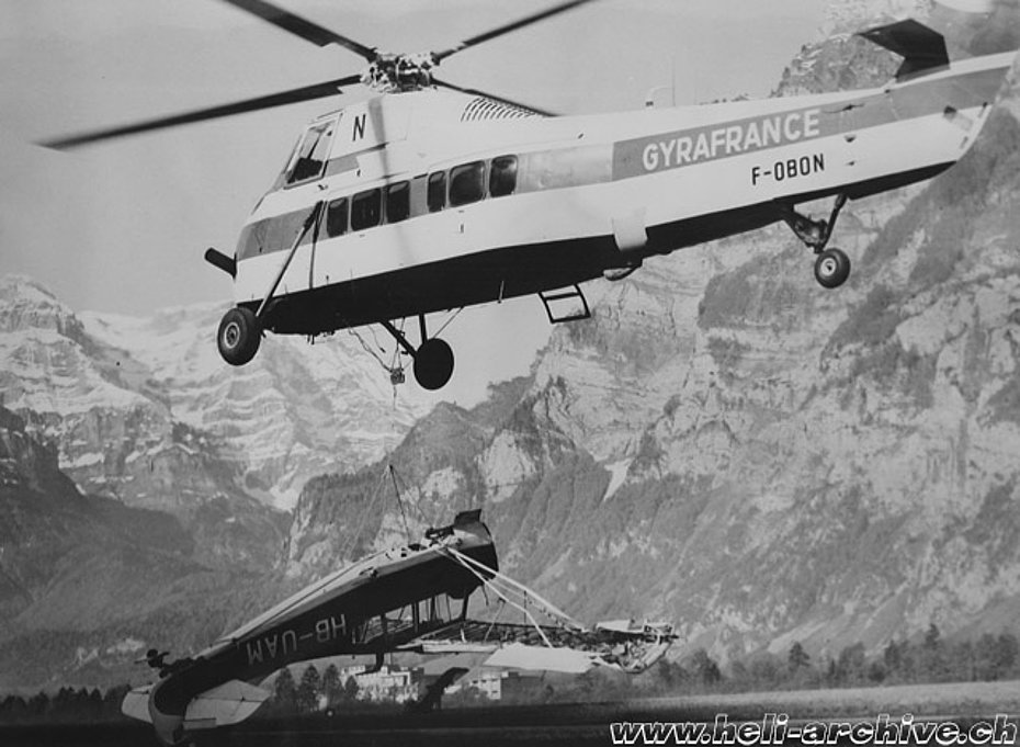 22 maggio 1963 - Il Sikorsky S-58C F-OBON si appresta a depositare all'aeroporto di Mollis il malconcio aeroplano Champion 7 GCB HB-UAM. Sulla fusoliera dell'elicottero è visibile la riparazione effettuata il giorno prima (HAB)