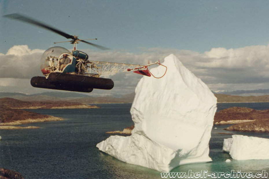Groenlandia, primi anni Settanta - Jean-Pierre Füllemann tra gli icebergs ai comandi del Bell 47G2 HB-XAW in servizio con la Heliswiss (archivio P. Füllemann)