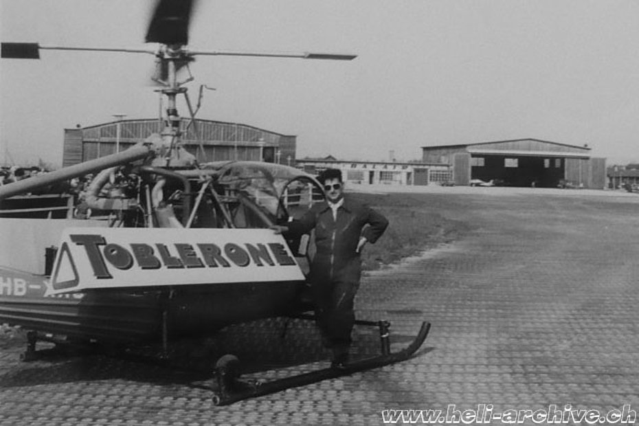 1954 - Oswald Matti accanto all'Hiller UH-12B HB-XAC della Bührle & Co utilizzato per una campagna pubblicitaria per conto della Tobler (O. Matti)