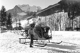 Gstaad/BE, winter 1957 - The pilot Alfred Glauser beside the Bell 47G2 HB-XAT in service with Heliswiss (E. Krebs)