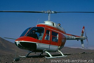 L'Agusta-Bell 206A/B Jet Ranger II HB-XCX durante una missione in Africa (archivio Helimission)