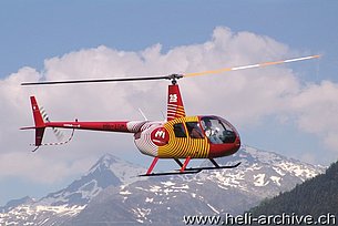 Ambrì/TI, giugno 2005 - Il Robinson R-44 Raven II HB-ZGM in servizio con la Mountain Flyers 80 Ltd. (M. Ceresa)