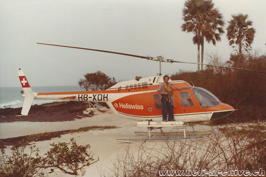 Mauritania 1972 - Insieme all'elicottero Bell 206A Jet Ranger HB-XDH provvisto di serbatoi ausiliari e galleggianti d'emergenza (archivio P. Füllemann)