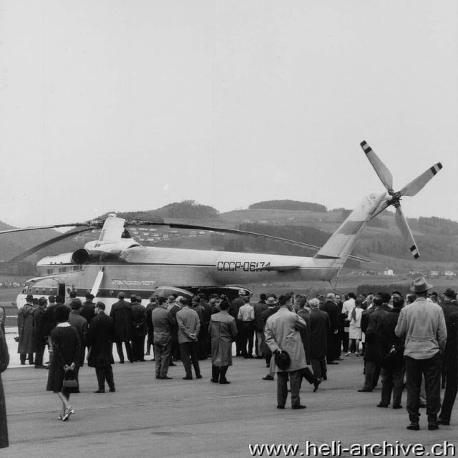 Belp/BE, aprile 1966 - Una folla numerosa di curiosi giunse all'aeroporto bernese per vedere da vicino il Mi-6 Hook CCCP-06174 (W. Studer - HAB)