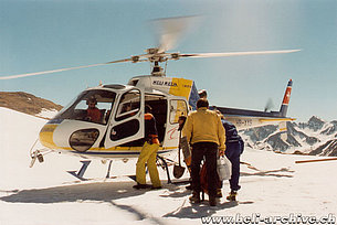 Valle Bedretto/TI, giugno 2000 - L'AS 350B2 Ecureuil HB-XYS in servizio con la Heli Rezia (M. Bazzani)